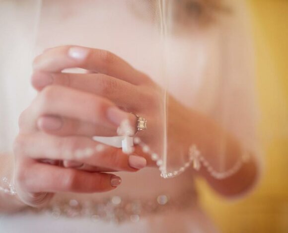 Comment bien choisir une bague de fiançailles : conseils et critères essentiels
