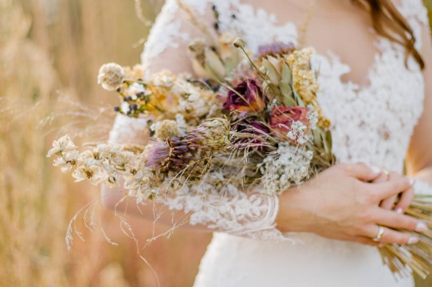 Mariée bohème avec des fleurs séchées 