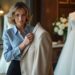 découvrez notre guide complet pour choisir le tailleur pantalon de mariage idéal pour les femmes de 60 ans. explorez les meilleures options alliant élégance, confort et style, afin de sublimer votre silhouette le jour j.