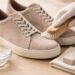 découvrez nos astuces efficaces et délicates pour nettoyer vos chaussures en daim sans les abîmer, et conservez leur éclat comme au premier jour.