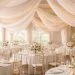 découvrez comment les tentures au plafond peuvent métamorphoser votre salle de mariage en un lieu élégant et magique, créant une ambiance chaleureuse et inoubliable pour votre grand jour.