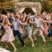 découvrez ce flash mob surprenant qui a animé ce mariage, créant des moments de joie et d'émotion inoubliables pour les mariés et leurs invités.