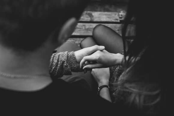 Homme attiré par une femme, mais distant : pourquoi