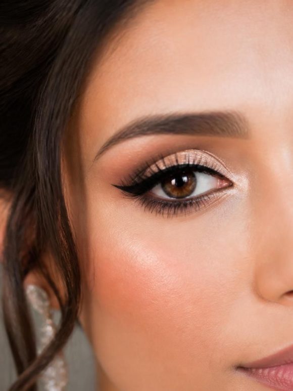 découvrez 10 astuces de maquillage spécialement conçues pour sublimer les yeux marrons lors de votre mariage et révéler toute l'éclat de votre regard.