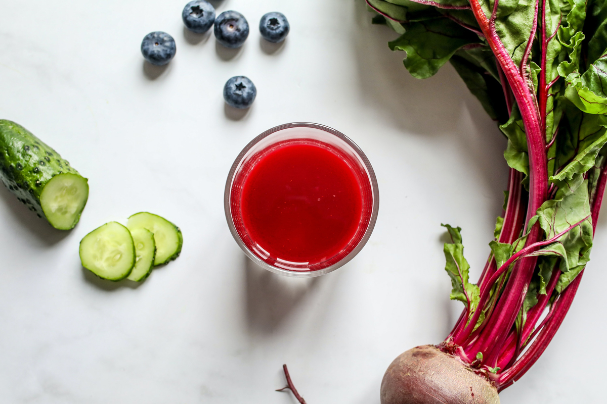 betterave rouge avec une centrifugeuse