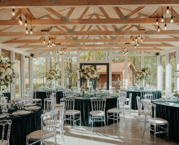 Comment intégrer des chaises Napoléon transparentes pour sublimer votre décoration de mariage ?