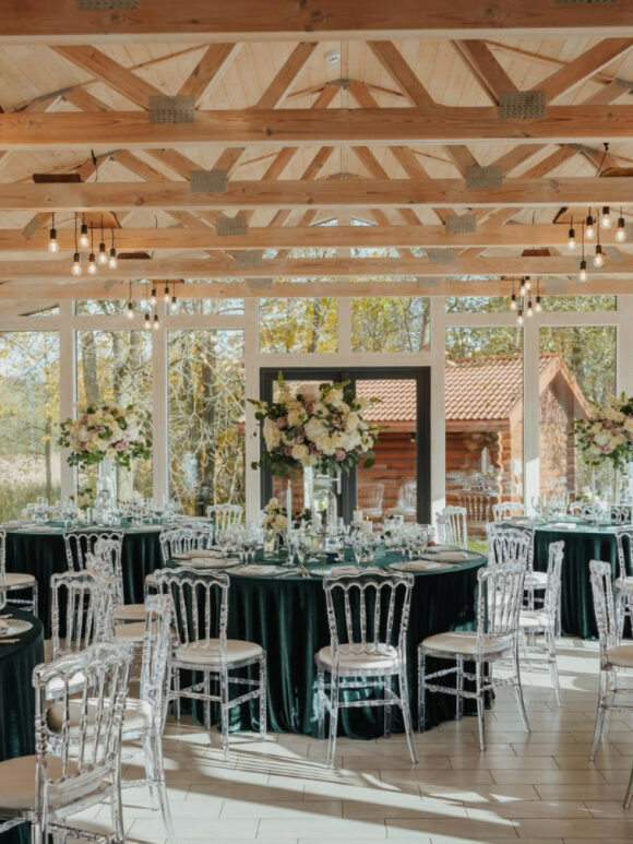 Comment intégrer des chaises Napoléon transparentes pour sublimer votre décoration de mariage ?