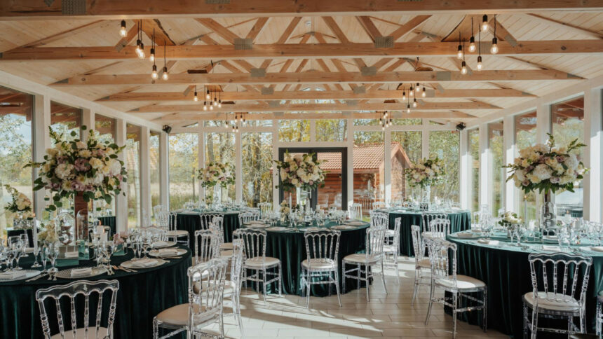 Comment intégrer des chaises Napoléon transparentes pour sublimer votre décoration de mariage ?