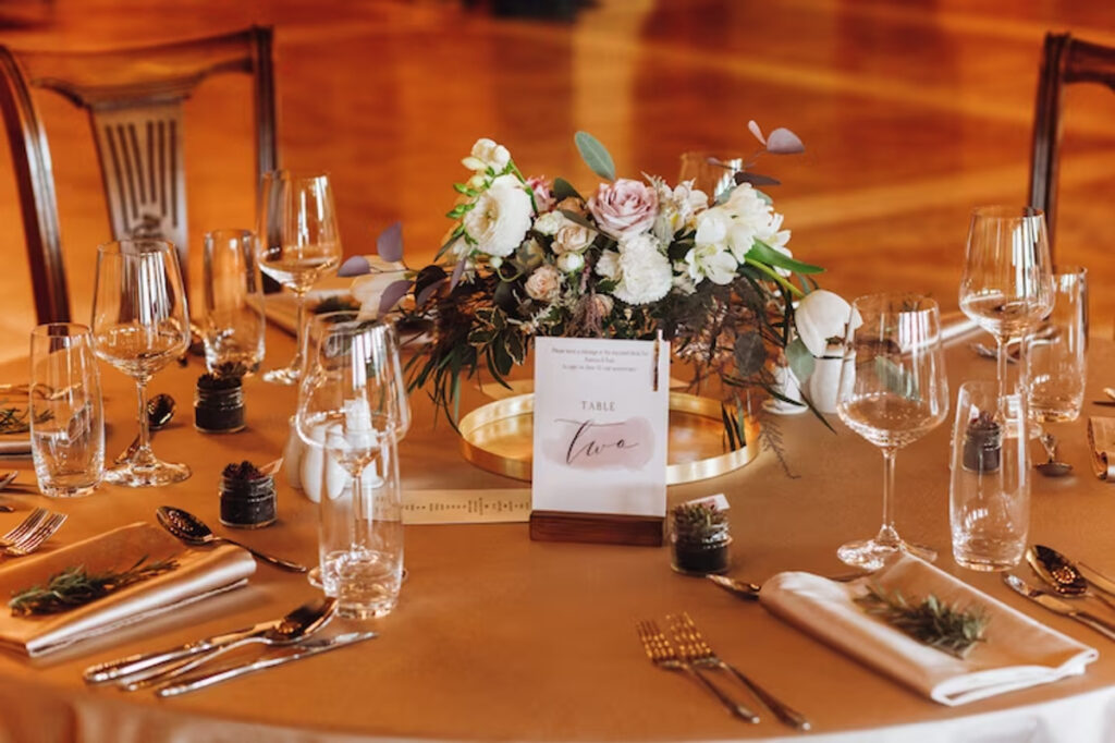 Nom de table mariage : Des idées originales et créatives pour nommer